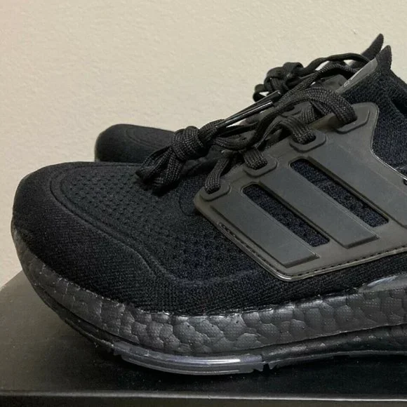 $180 adidas UltraBoost 21 running shoes Triple Black, sz 6 Women NEW (FZ2762) - Picture 2 of 6